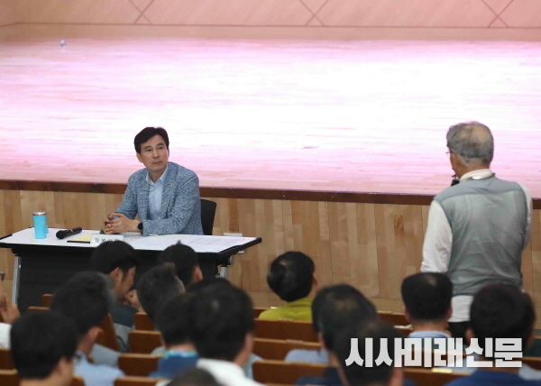 간담회에서 건설관계자의 질문을 듣고 있는 서철모 시장