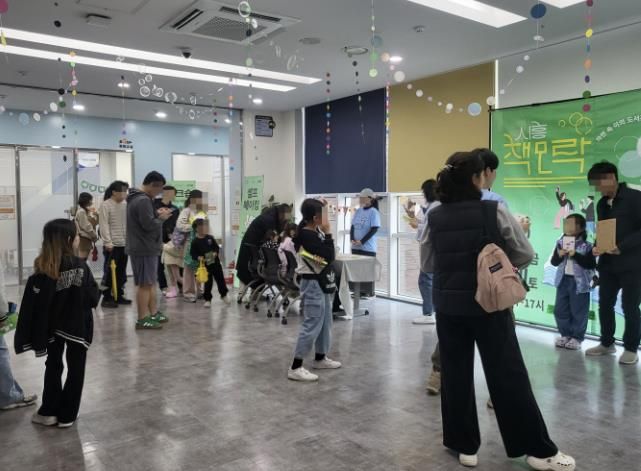 '시흥 책모락' 행사에서 라이브 드로잉 쇼를 관람하고 있는 시민들