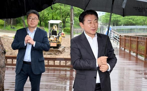 김동근 시장이 5월 9일 민락동 송산3동행정복지센터 앞 녹지대에 조성 중인 다목적 쉼터 현장을 방문해 공사 진행 상황을 점검하고 있다.