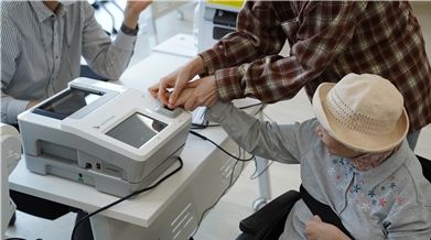 미추홀푸르내 거주 장애인 김애자() 씨가 지난 29일 주안3동 행정복지센터에서 21대 대선 사전투표에 앞서 본인확인을 하고 있다.