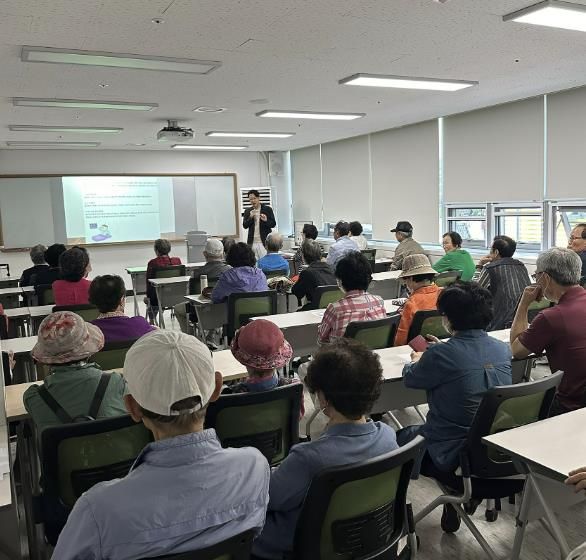 성남시 '찾아가는 건강교실'중 하나인 '잠이 보약이다, 수면의 원리' 강좌가 이 중원노인종합사회복지관에서 열리고 있다