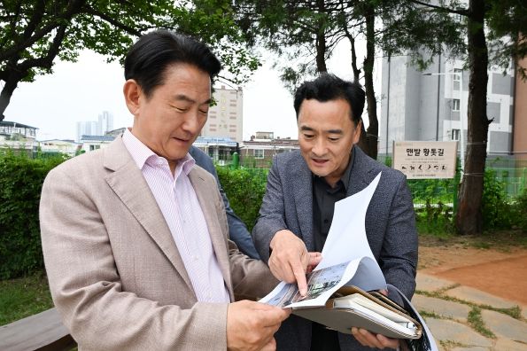 김동근 시장이 최근 신곡동 814-7 일원에 조성된 맨발 황톳길을 점검하고 있다.