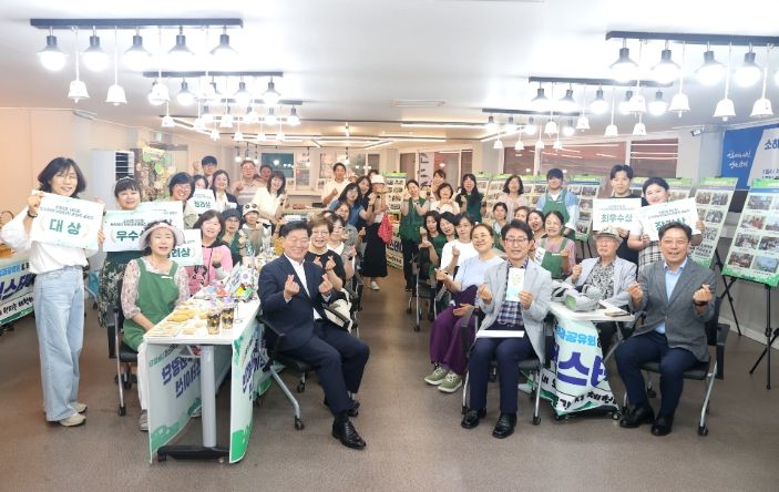 박승원 광명시장이 24일 오후 소하2동 더드림 도시재생현장지원센터에서 열린 더드림 도시재생사업 성과공유회 참석자들과 기념사진을 촬영하고 있다.