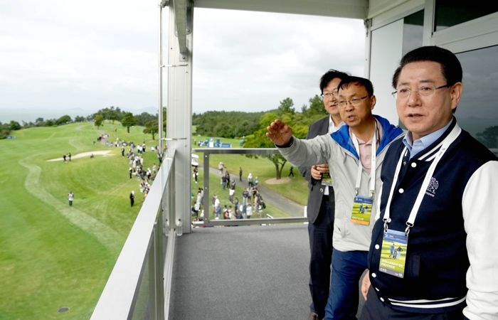 김영록 전라남도지사가 지난 18일 해남 파인비치CC에서 열리고 있는 ‘LPGA BMW 레이디스 챔피언십’ 대회장을 방문해, 대회 운영 상황을 살피고 있다.