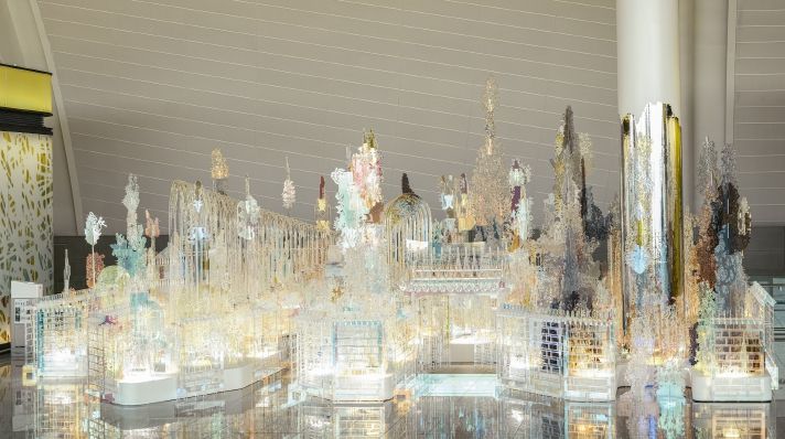 인천공항공사는 경기문화재단과 협력해 내년 3월 25일까지 제2여객터미널 탑승구역 222게이트 부근 전시공간에서 《기억의 정원》 전시를 선보인다고 밝혔다. 사진은 전시장의 전경 모습