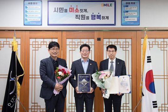 인천시설공단(이사장 김재보, 가운데)은 지난 3일 「제24회 대한민국 안전대상」에서 소방청장상을 수상했다.
