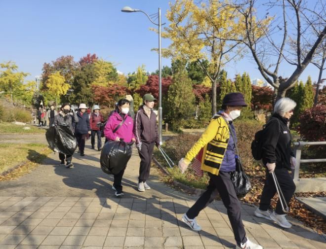 시흥시 '걷고! 줍고! 건강하고!' 가을 정취 속 플로깅으로 환경과 건강 챙겨