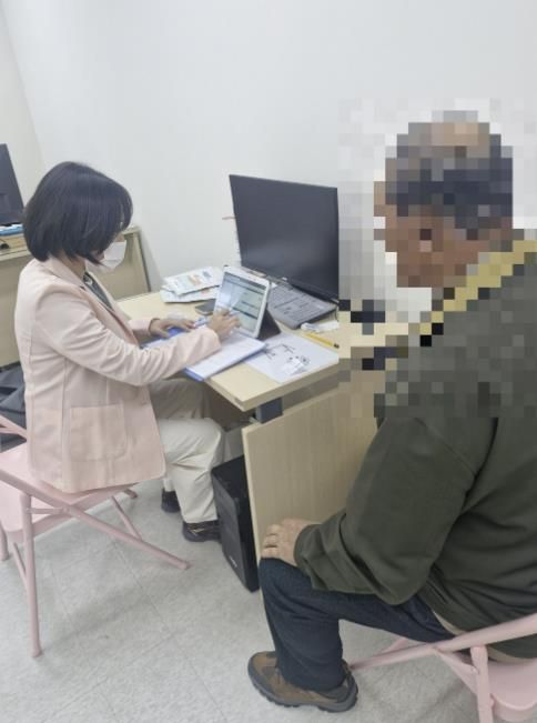 안산시 단원보건소 관계자가 4일 대부동 지역 주민을 대상으로 치매 선별검사를 진행하고 있다.