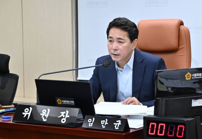 상임위원회 회의에서 발언하는 임만균 위원장