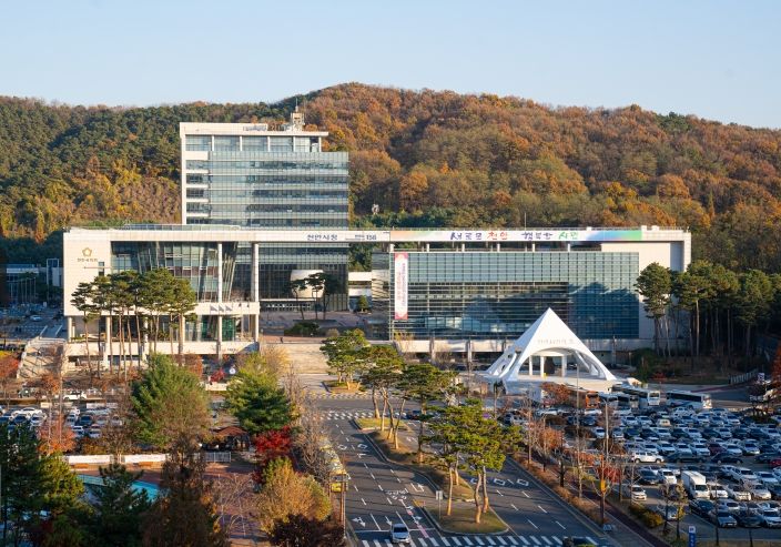 1. 천안시청 전경.