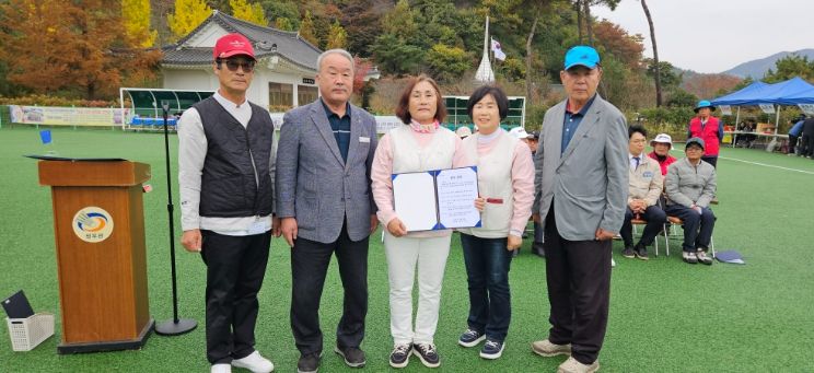 선수 선서 기념사진(왼쪽부터 김종석 선수, 정형찬 화순군체육회장, 송영숙 화순군그라운드골프협회장, 양금남 선수, 조영택 전남그라운드골프협회장