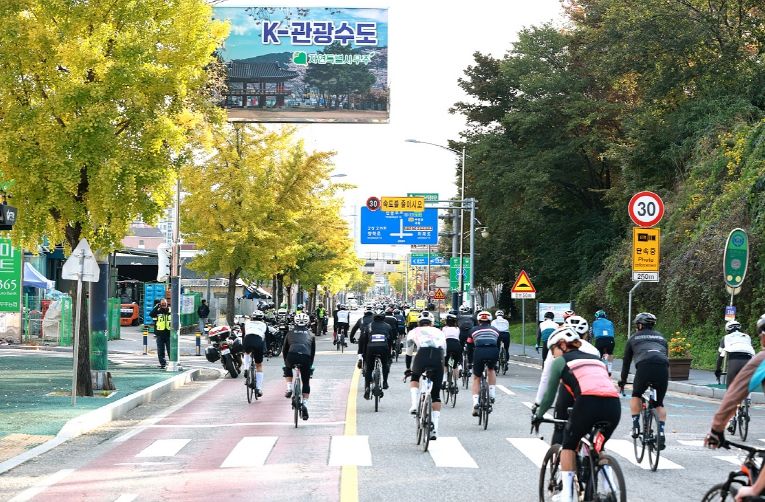 전국 자전거 동호인_익산의 가을길 달린다(제34회 문화체육관광부장관기 메디오폰도대회