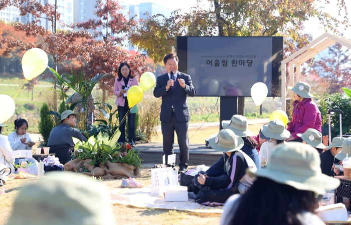 박승원 광명시장이 지난 15일 안양천 지방정원 시범구간에서 개최한 '정원 어울림 한마당'에 참석해 인사말을 하고 있다.
