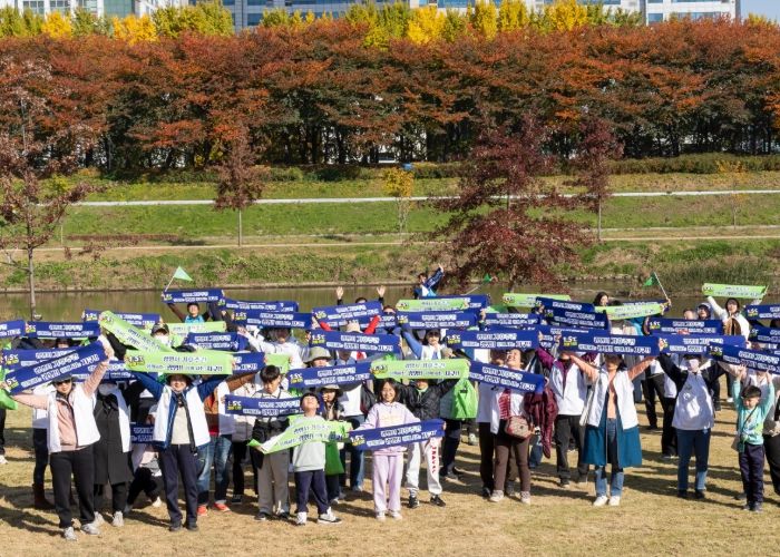지난 15일 150명의 기후의병들이 안양천에서 평생학습원까지 '기후의병 행진 캠페인'을 진행하고 기념사진을 촬영하고 있다.