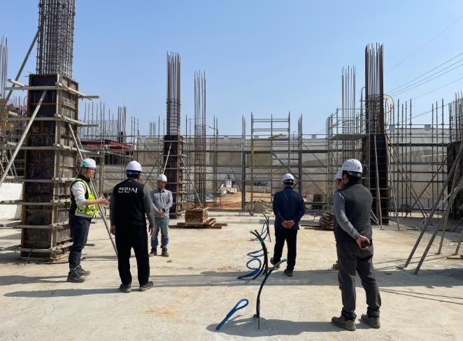 천안시 공무원들이 건설공사장을 점검하고 있다.