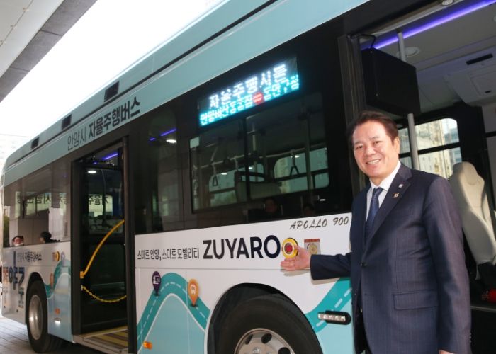 최대호 안양시장이 자율주행버스 주야로를 소개하고 있다