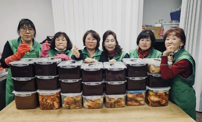 양주시 회천1동 새마을 지도자회·부녀회, 관내 취약계층 위해 100만 원 및 김장김치 13통 전달