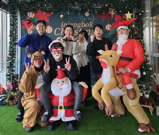 인천장애인종합복지관이 지난 11일 마련한 ‘송년 감사의 날’ 행사에 참여한 장애인들과 직원들이 ‘특별한 산타 포토존’에서 기념 촬영을 하고 있다.