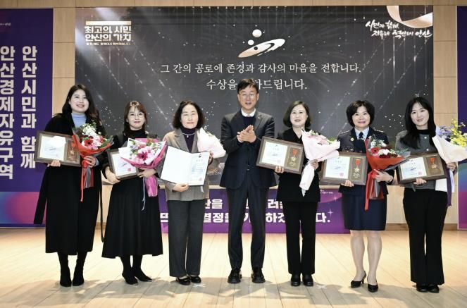 이민근 안산시장(가운데)이 16일 안산시청 대회의실에서 열린 ‘2025 안산 연말 표창장 수여식’에서 표창장 수상자들과 함께 기념촬영을 하고 있다.