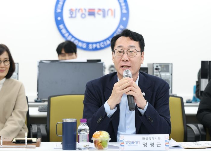 정명근 화성특례시장이 동탄2신도시 입주자대표 회장단 소통간담회에서 치동천 공원 내 시설물 보수 계획에 대하여 설명하고 있다