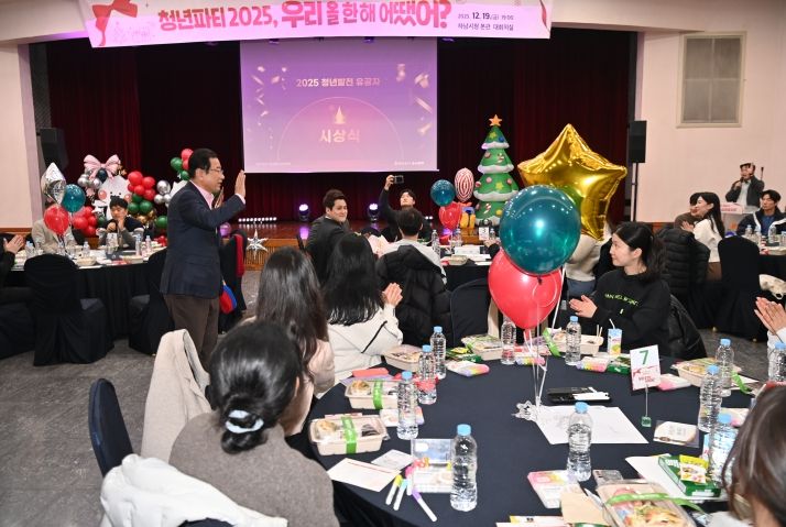 19일, 하남시청 본관 상황실에서 개최된 ‘2025년 청년활동 성과공유회’에서 이현재 하남시장이 참석자들과 인사를 나누고 있다.