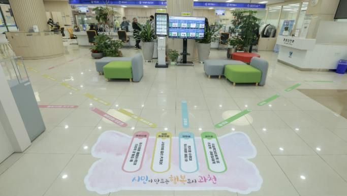 과천시청 민원실 바닥에 부착된 안내선 사진