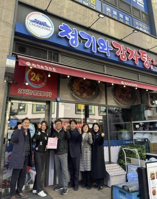 시흥시 배곧2동, 청기와감자탕 배곧신도시점에 '우리동네 나눔가게' 현판 전달