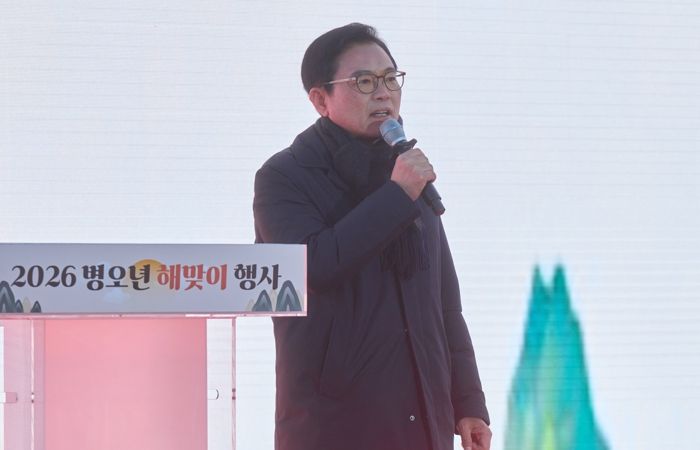1일 김석필 천안시장 권한대행 부시장이 삼거리공원에서 열린 ‘해맞이 행사’에 참석해 새해 인사를 하고 있다.