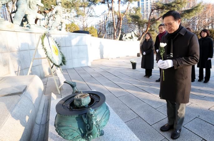 임태희 교육감 현충탑 참배 현장 사진