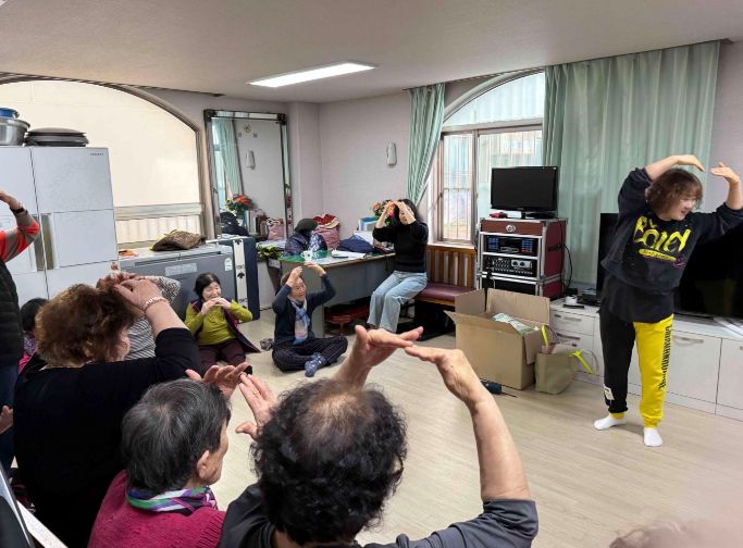 1. 천안시 보건소가 ‘찾아가는 어르신 건강교실’을 운영하고 있다.