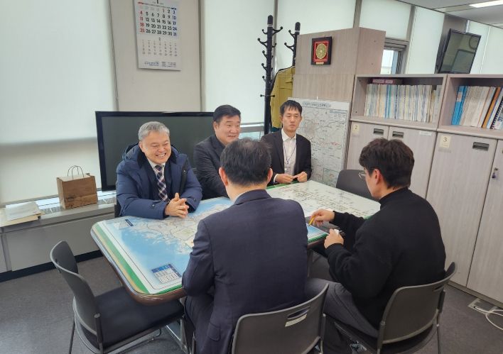 19일 최광복 건설안전교통국장을 비롯한 관계자들이 국토교통부를 방문해 도로 분야 현안 사업의 적극적인 지원을 건의하고 있다.