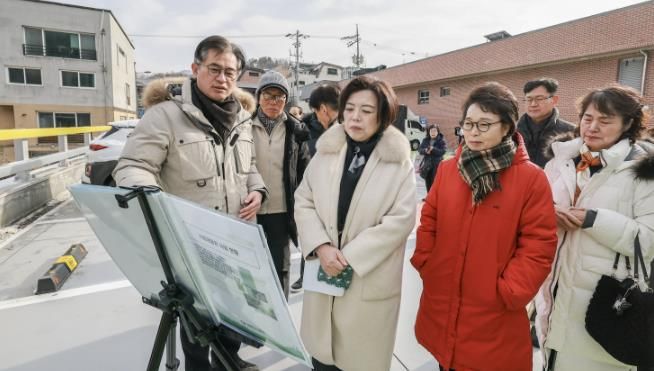 과천시, 문원청계마을 공영주차장 현장 점검(앞쪽 왼쪽 두번째 신계용 과천시장)