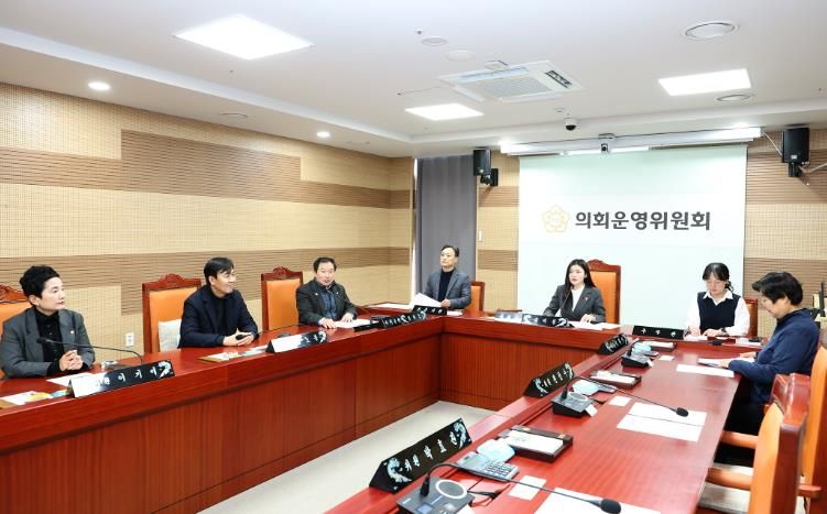 아산시의회 의회운영위원회가 제264회 임시회 의사일정 확정을 위해 회의를 진행하고 있다.