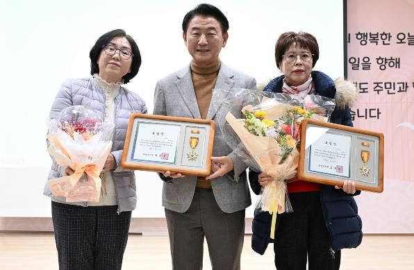 1월 21일 ‘2026년 송산2동 주요업무보고회’에서 유공 표창을 받은 주민들이 김동근 시장과 기념촬영을 하고 있다.