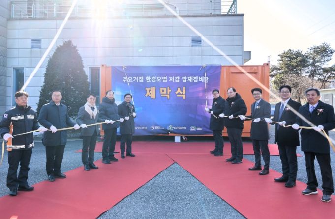 22일 천안시 제4일반산업단지에서 열린 ‘방재장비 비치사업 제막식’에서 김석필 천안시장 권한대행 부시장과 조현수 기후에너지환경부 환경보건국장, 박봉균 화학물질안전원장 등이 기념촬영을 하고 있다.