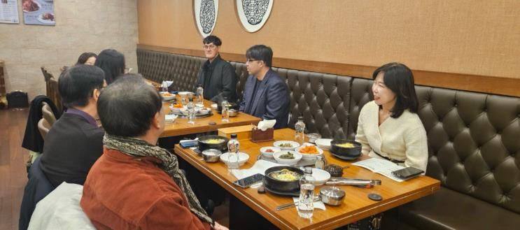 23일 윤은미 천안시 복지정책국장이 천안시지역아동센터연합회를 비롯한 기관·단체장과 오찬 간담회를 하고 있다.