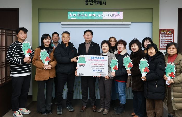 이상일 시장과 농업단체 관계자들이 23일 시청 시장실에서 성금 전달식을 마친 뒤 기념사진 촬영을 하고 있다.