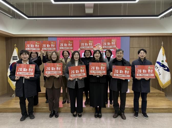 이경숙 복지국장(앞줄 오른쪽 세번째)이 23일 무한돌봄센터 운영위원회 위원들과 기념촬영을 하고 있다.