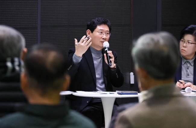 이상일 용인특례시장이 29일 용인미디어센터에서 기흥구 상하동과 구갈동 주민소통간담회를 열고 용인의 반도체 클러스터의 미래에 대한 의견을 제시했다.