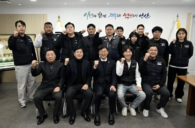 이민근 안산시장(앞줄 가운데)이 5일 한국노총 지역노동계와의 간담회가 끝나고 기념촬영을 하고있다.