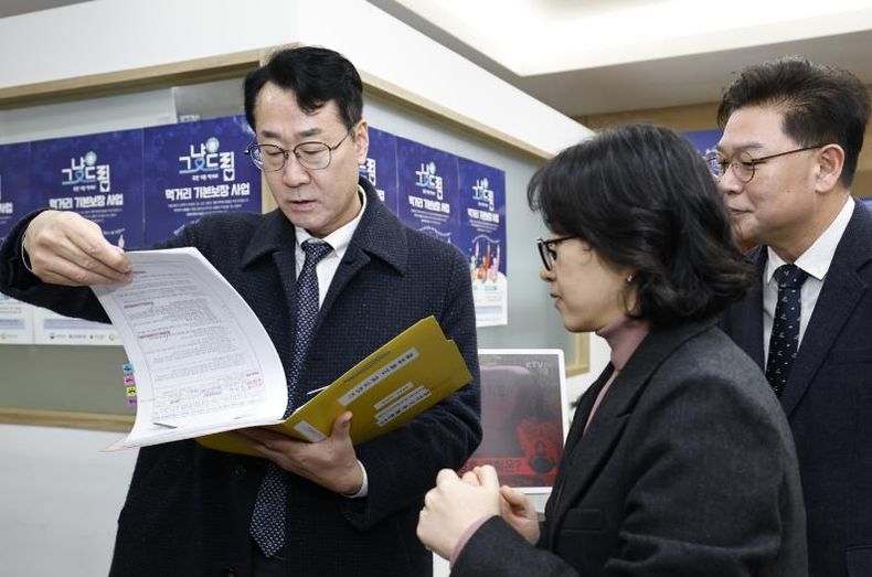 정명근 화성특례시장이 그냥드림 방문자 서류를 점검하고 있다.