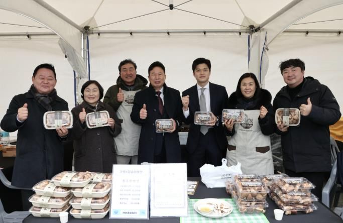 11일 국회 소통관 앞에서 열린 가평 농특산물 직거래장터에서 서태원 가평군수(사진 왼쪽에서 네 번째)와 김용태 국회의원(〃 다섯 번째) 등이 가평지역 농특산물을 들고 기념촬영을 하고 있다.