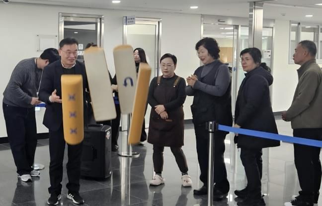 수원시 팔달구, 설 맞이 '행운의 윷 던지기' 직원 격려 이벤트 열어