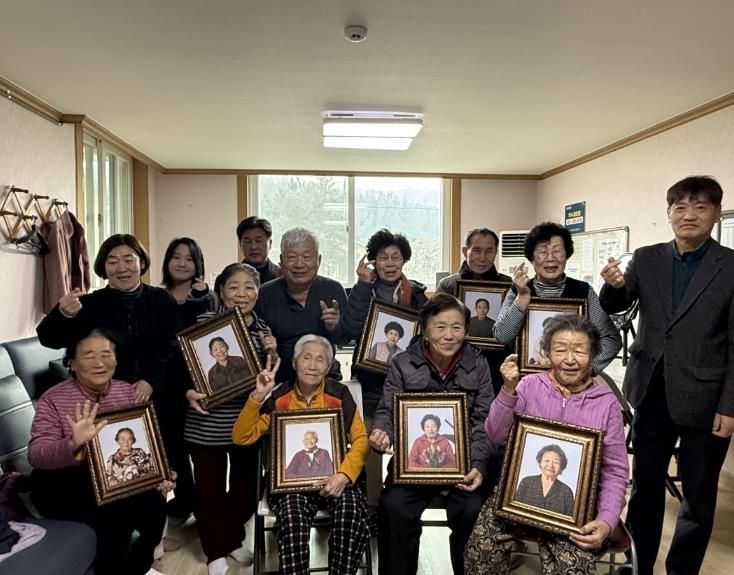 연천군 학교 밖 청소년 지원센터, 어르신 위한 ‘장수사진 전달식’ 개최