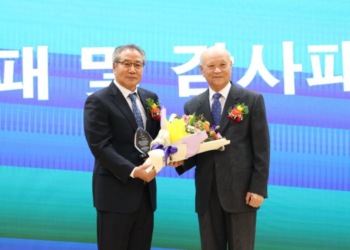 지난 12일 광명시청 대회의실에서 '광명시 보훈단체협의회 회장 이·취임식'을 진행하고 김득철 전임 회장(사진 왼쪽)과 김충환 신임 회장(사진 오른쪽)이 기념사진을 촬영하고 있다.