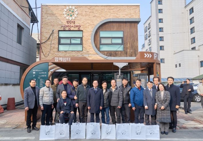 1. 13일 김석필 천안시장 권한대행이 성정시장을 방문해 성수품 물가 동향을 살피고 상인들의 애로사항을 청취했다.