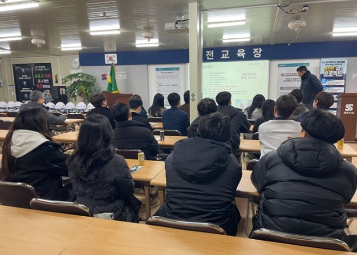 현장관계자로부터 기초 공법에 대한 브리핑 모습