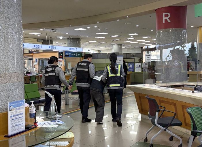 26일 시청 종합민원실에서 광명경찰서와 합동으로 모의훈련을 실시하고 있다.