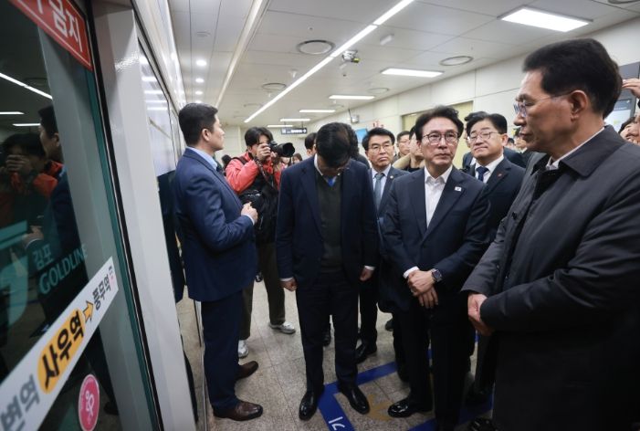 김민석 국무총리가 27일 경기도 김포시 사우역에서 김포 골드라인 열차를 타고 승객 과밀 상황을 점검하고 있다.