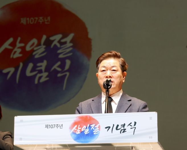 박승원 광명시장이 1일 오전 광명시민회관 대공연장에서 열린 ‘제107주년 3.1절 기념행사’에서 기념사를 하고 있다.